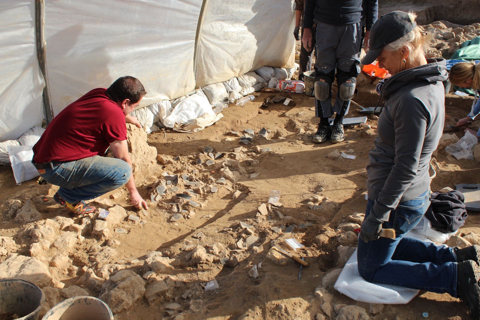 Keramikfunde innerhalb der Grabkammer werden freigelegt…