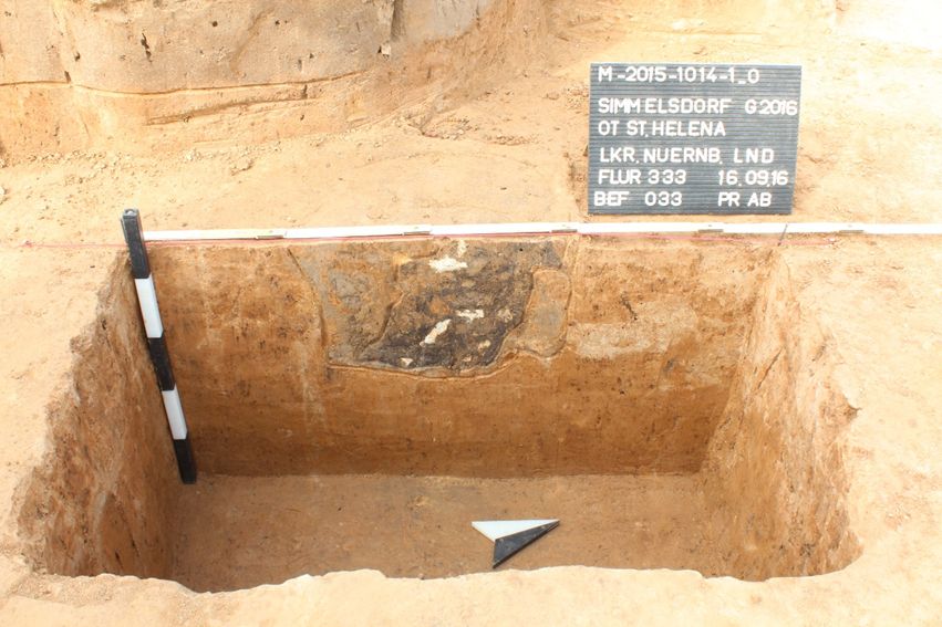 Profil einer der Pfostengruben in der Grabkammer.