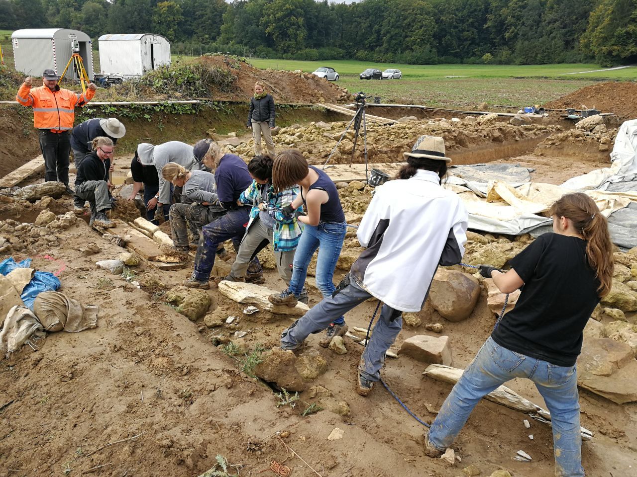 Teamwork bei der Bergung der schweren Steinplatten.