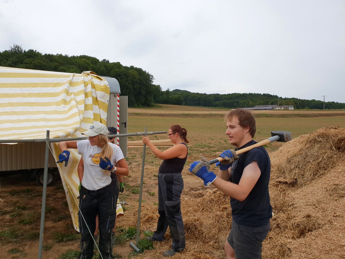 K. Hagemann, D. Abramov und P. Drexler beim Aufbau des Pausenzeltes.