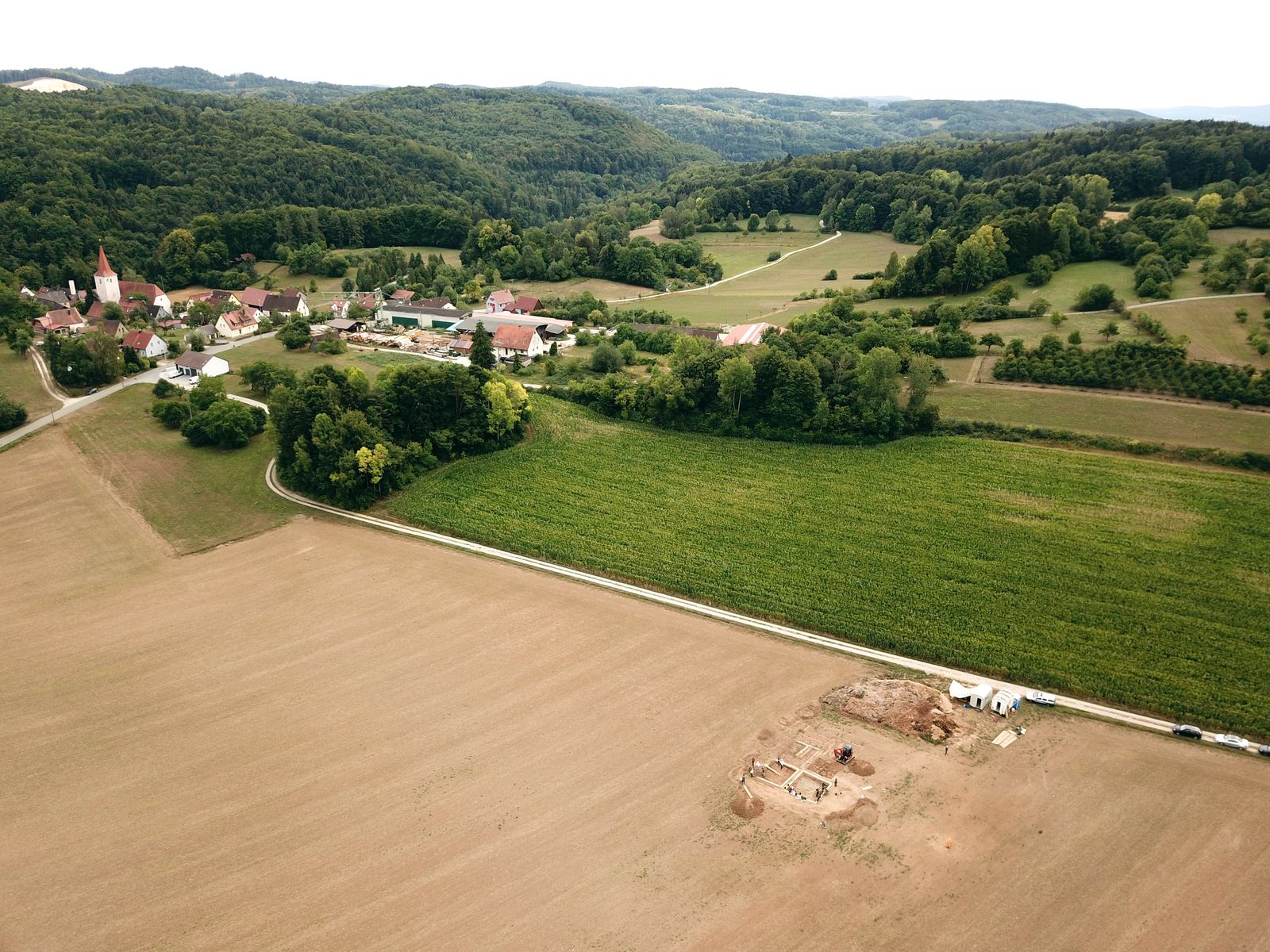 Übersicht über die diesjährige Grabung mit Blick auf St. Helena und die Fränkische Schweiz.