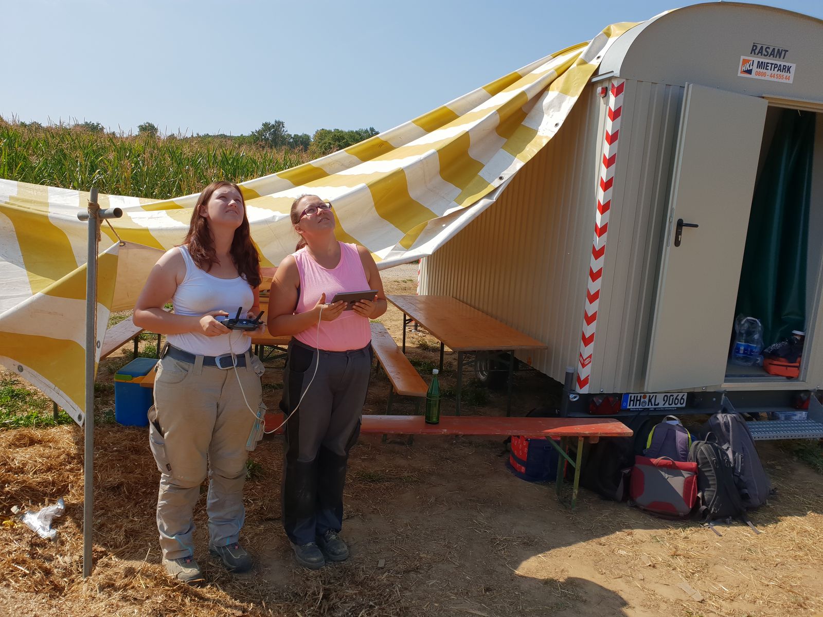 V. Fandrich und D. Abramov bei der Anfertigung des täglichen Orthomosaiks per UAV.