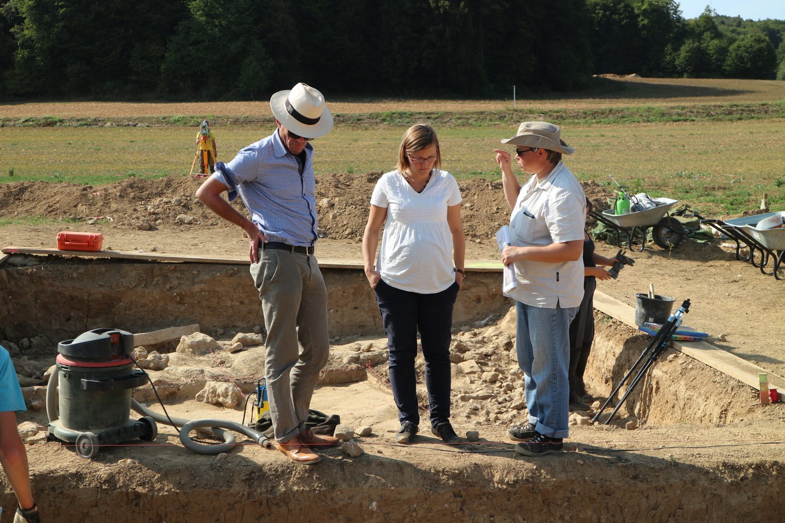 Geführt von Prof. D. Mischka besichtigen Prof. A. Grüner und Prof. C. Reinhardt vom Erlanger Institut für Klassische Archäologie die Grabungsarbeiten.