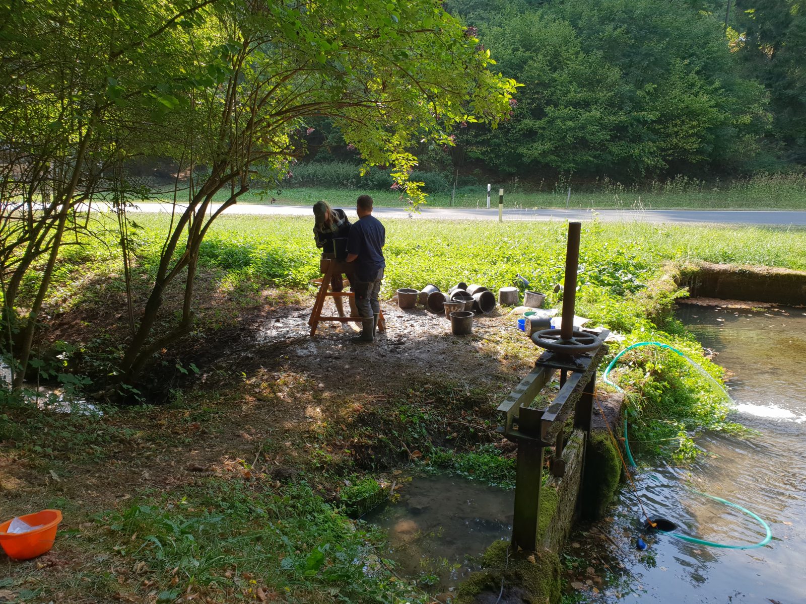 K. Hagemann und C. Kruckenberg beim schlämmen des Sediments an der Naifferquelle.