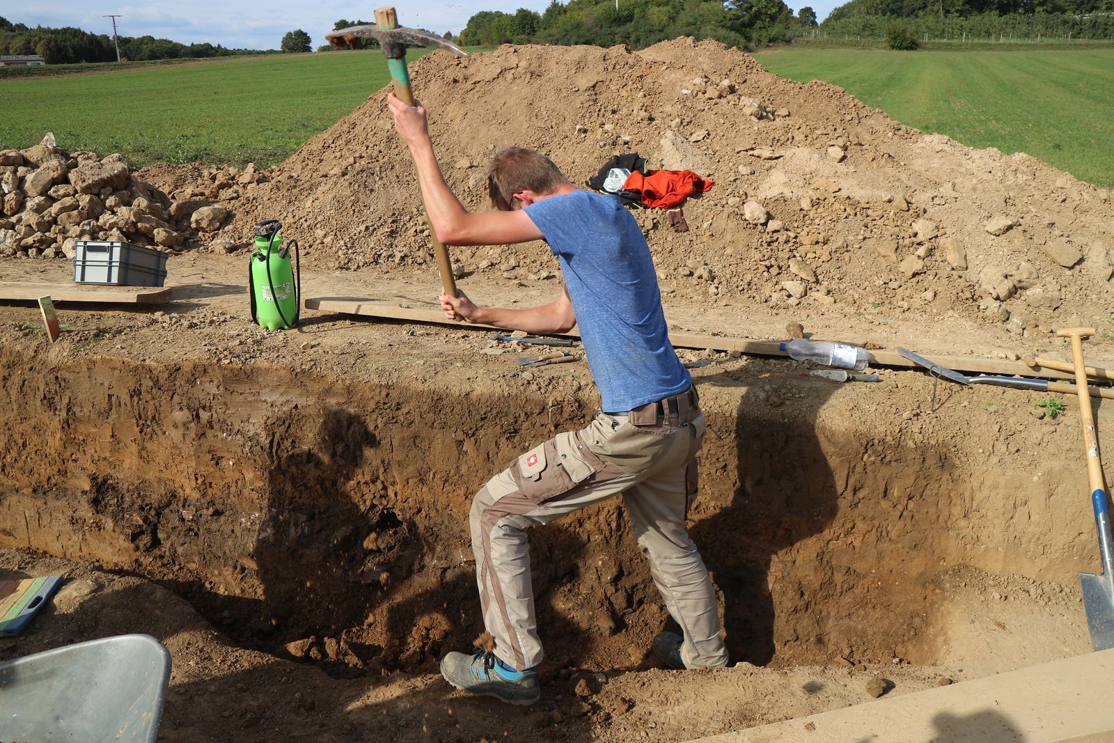 …verfolgt M. Trodler den Verlauf der mutmaßlich modernen Störung im Nordprofil.