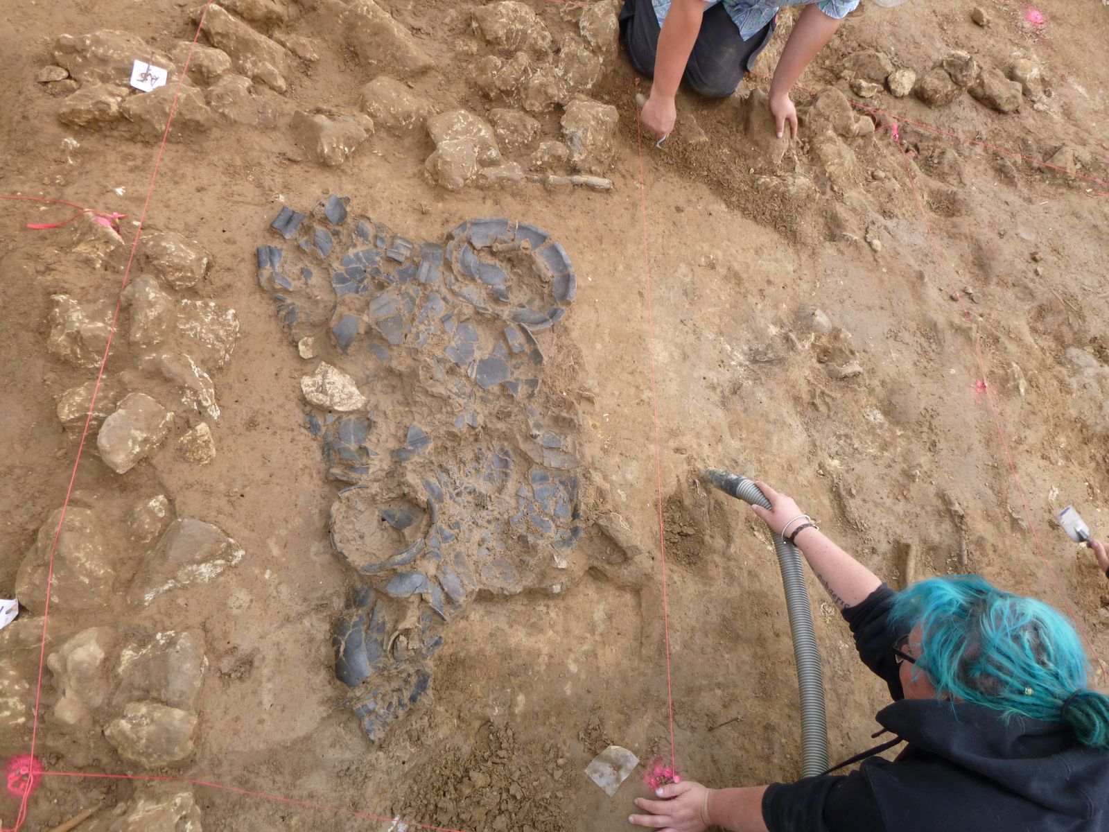 Zum Artikel "Grabbeigaben und Grabräuber – Die letzten beiden Wochen der Grabung St. Helena 2018"