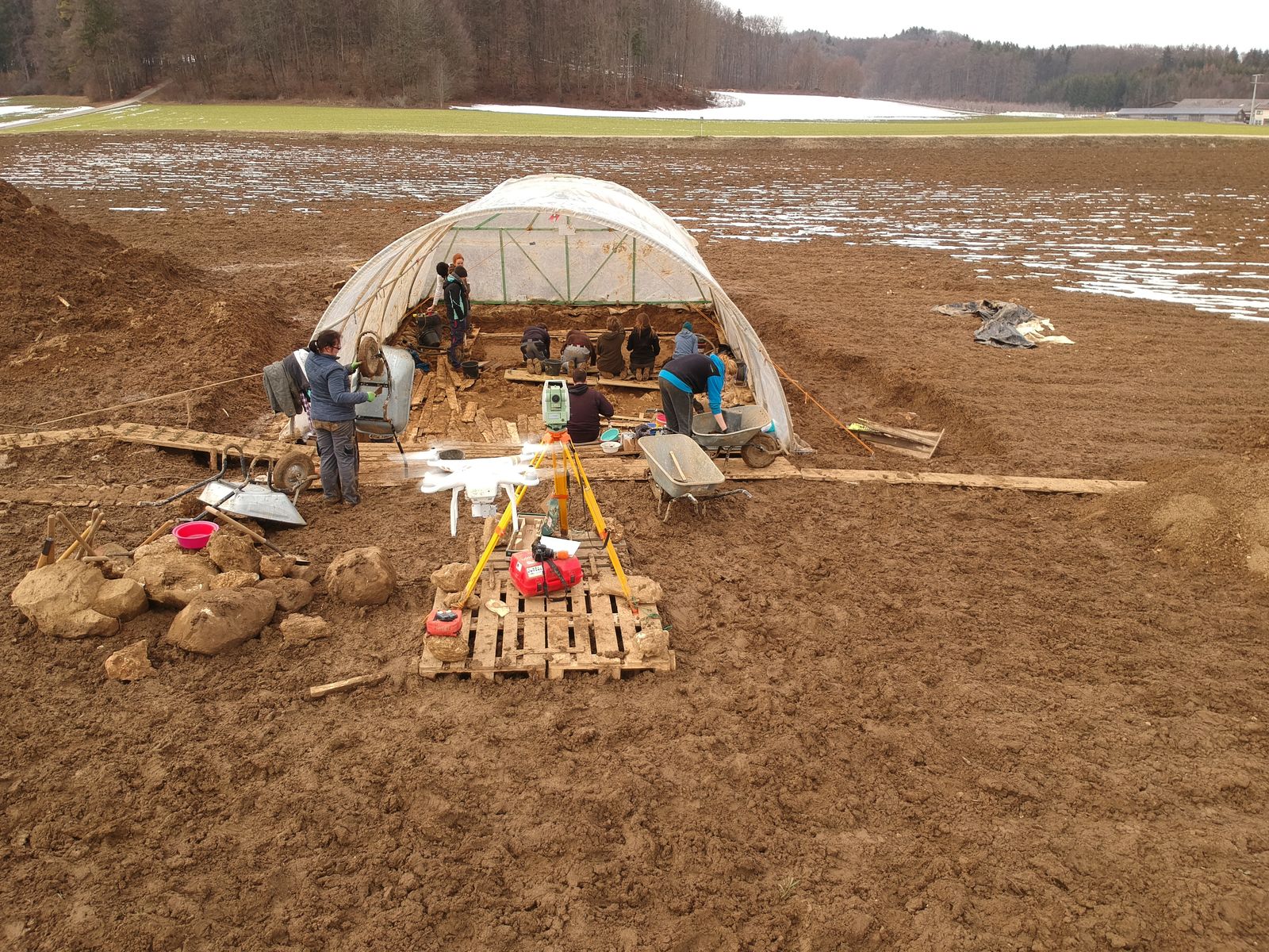 Nur eine stabile Plattform ermöglicht den Einsatz des Tachymeters im Schlamm.