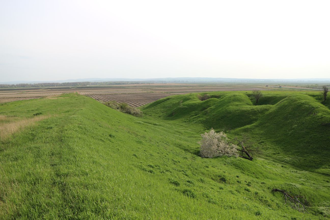 Krasnyy oktyabr‘. Blick von der Zitadelle über den Graben auf die Wallanlagen der Vorburg.