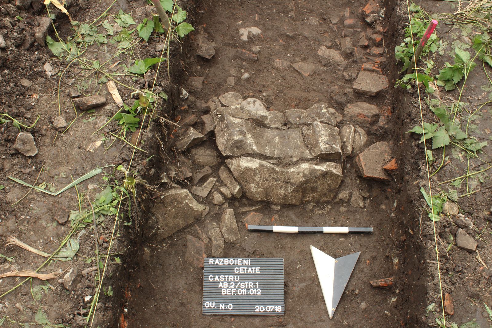In der zweiten Sondage zeigen sich die ersten Spuren der südlichen Barackenmauer.