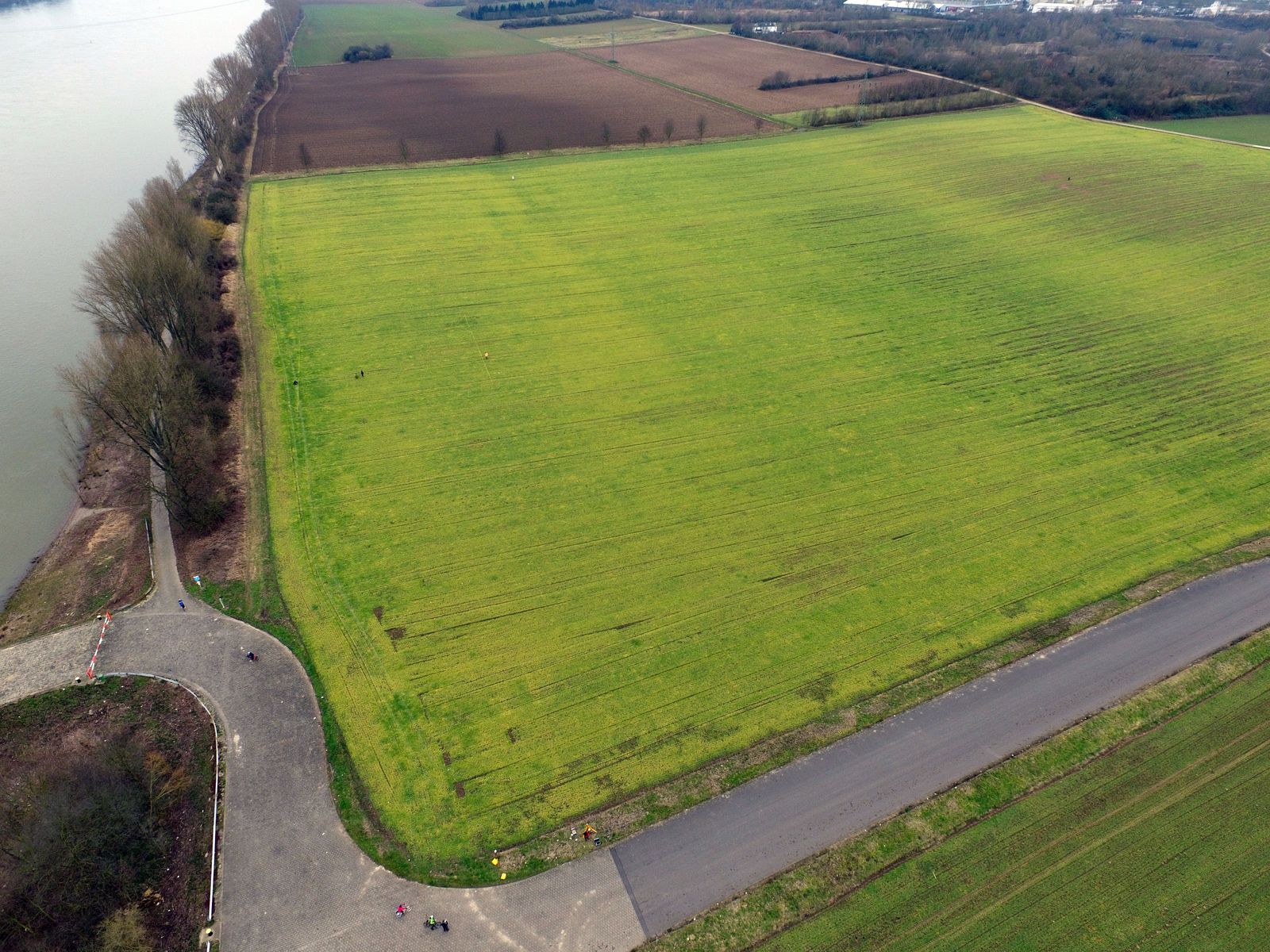 UAV-Bild des Fundplatzes Sinzig. Im linken Bereich befinden sich die römischen Öfen, im Rechten das Rheinwiesenlager.