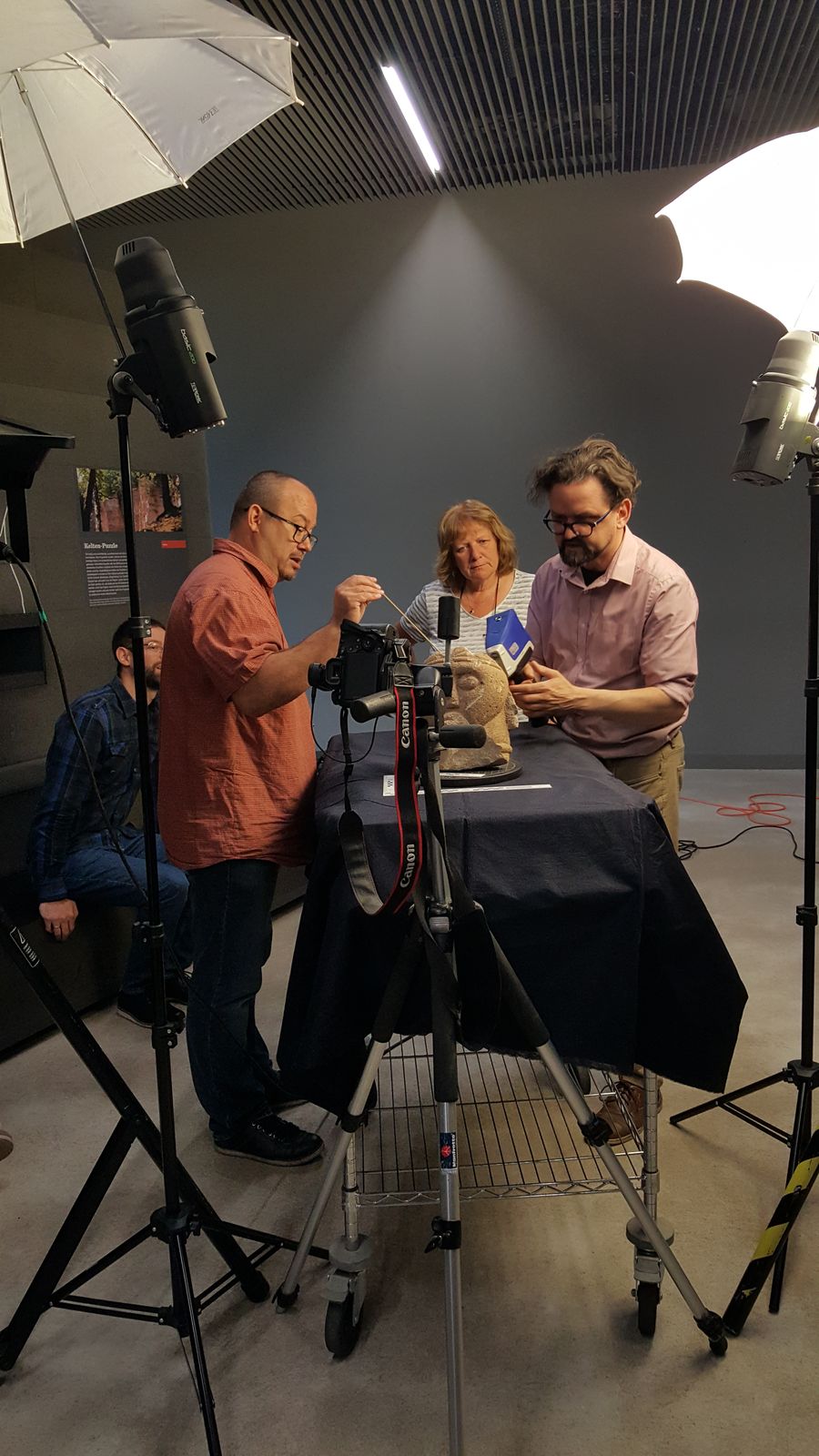 Röntgenfluoressenzmessung mit dem XRF-Scanner am Kopf einer zweiten Statue.