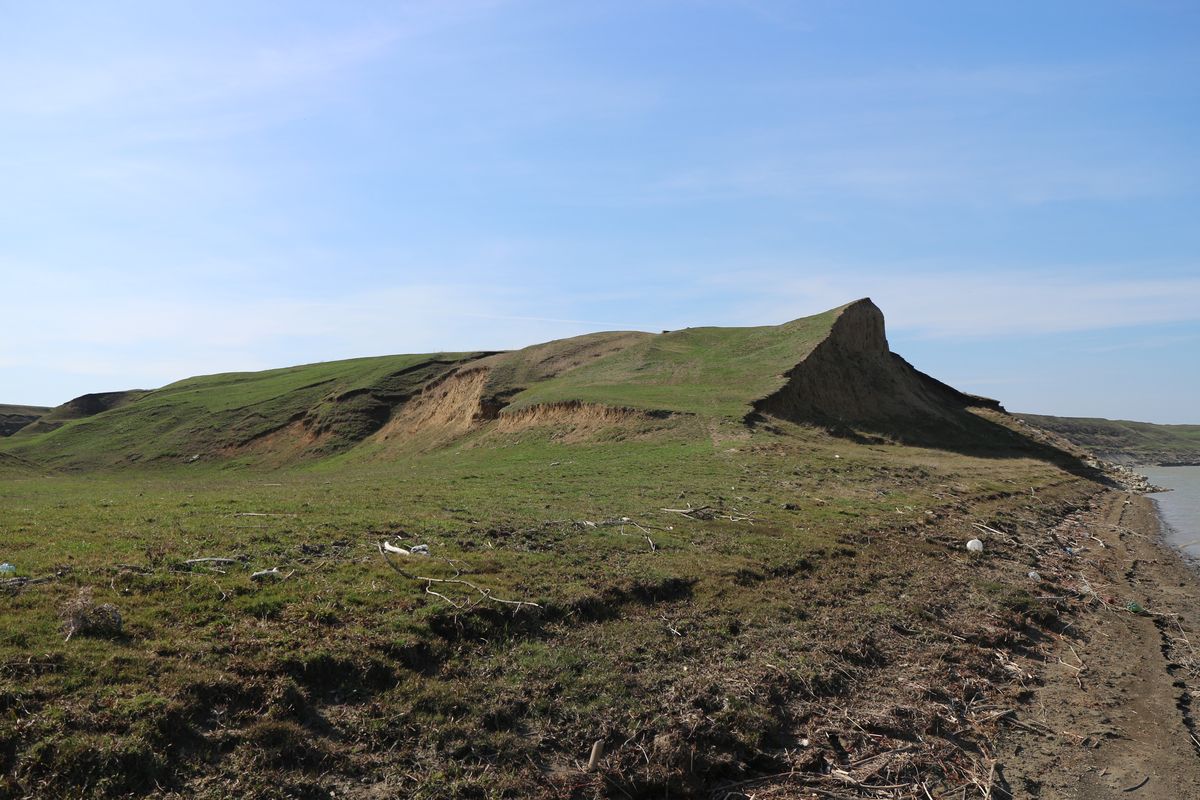Mitoc „Pârâul lui Istrate“. Der Fundplatz liegt auf einem Geländesporn direkt am Prut, der hier die Grenze Rumäniens zur Republik Moldau und damit auch die Außengrenze der EU bildet.