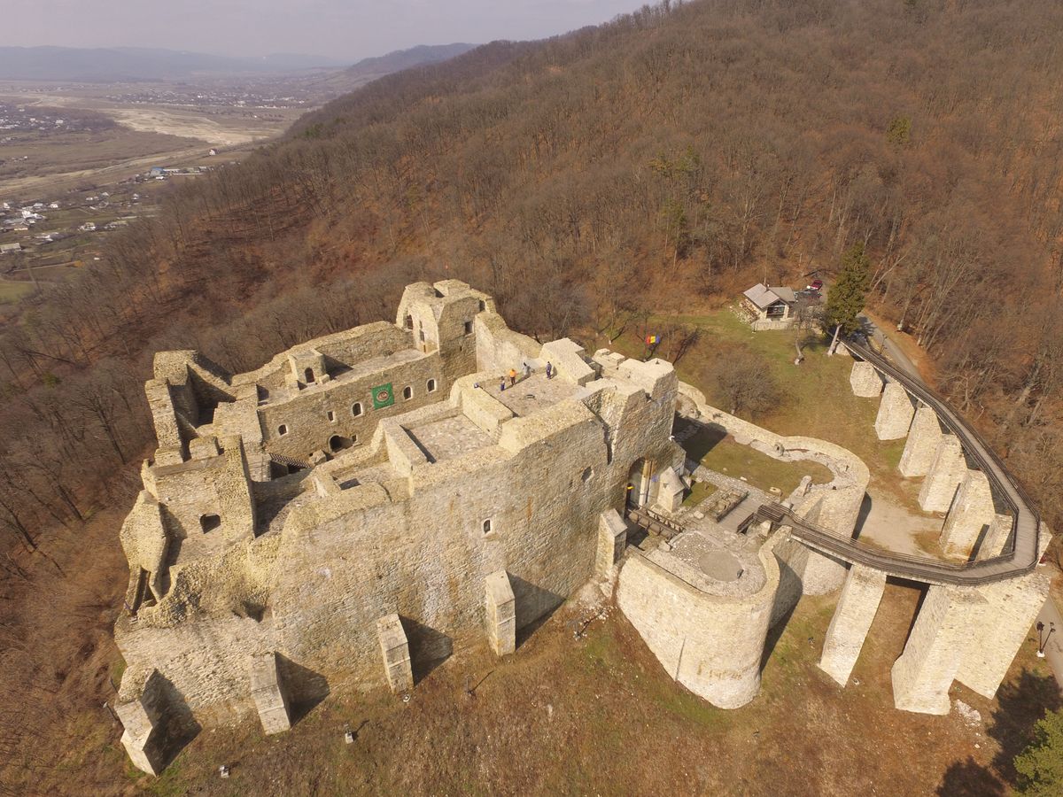 Drohneneinsatz 3: Luftbild von Cetatea Neamț. Gut erkennbar ist die zentrale Festung, die erweiterten Bastionen aus der Zeit von Ştefan cel Mare sowie der über eine Brücke geführte Zugang. Im Hintergrund: Die Neamț-Senke.