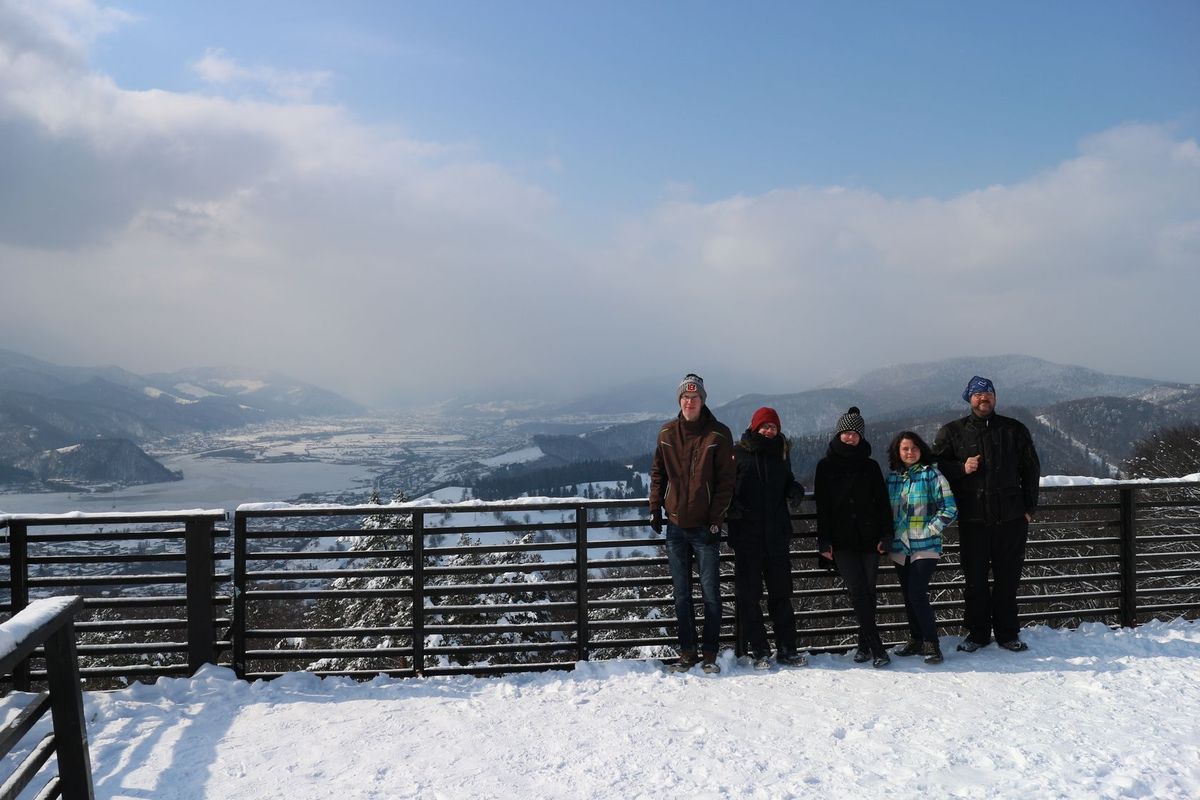 Piatra Neamt: Ausflug am freien Tag zur Skistation über der Stadt. Im Hintergrund das Tal der Bistrita und die Subkarpaten.