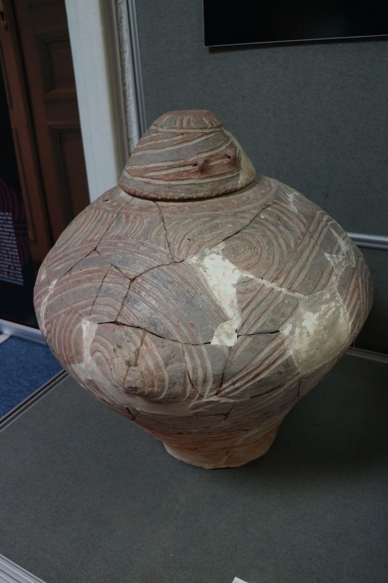 Ein typisches Gefäß des Keramiktyps „Cucuteni A4“ vom Draguşeni-Typ. Eindeutiges Merkmal: Die Bemalung beschränkt sich auf die erhabenen Stellen zwischen den tief eingeschnittenen Rillen.