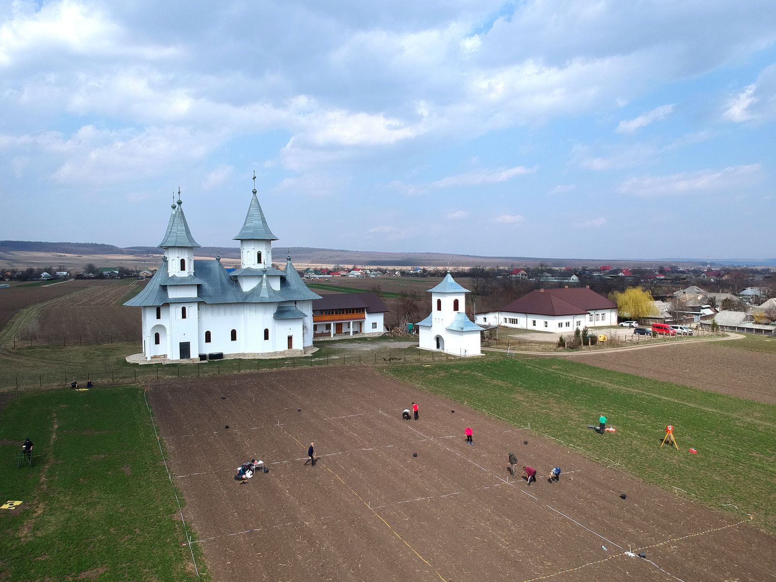 Petricani: Das Raster der Feldbegehung spannt sich um die im Fundplatzareal neu gebaute Kirche.