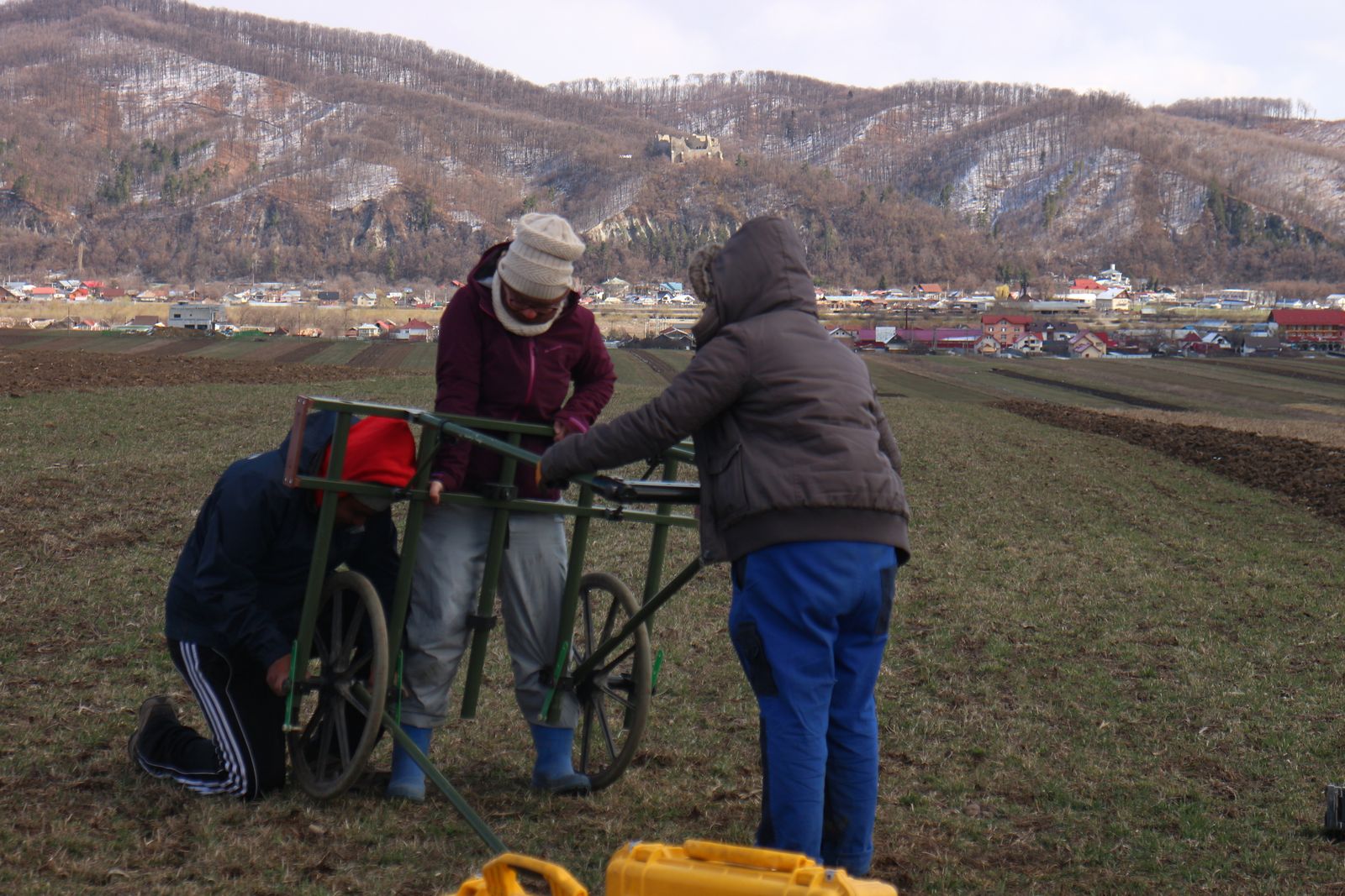 Vânatori Neamţ: Vor den vom Neuschnee gezuckerten Bergen bereiten R. Yoganantham, Dr. E. Günther und F. Wanka BA (von links) das Magnetikgerät auf einen weiteren Einsatz vor.