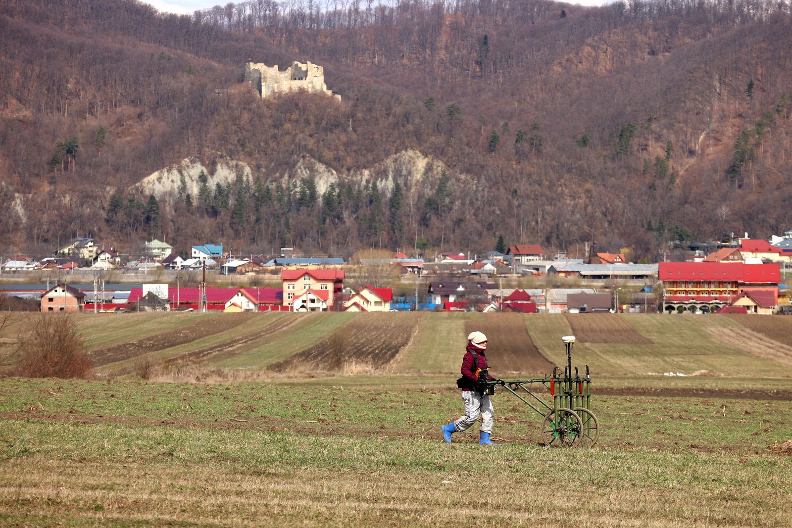 Vânatori Neamţ: Dr. E. Günter trotz dem Sturm. Im Hintergrund: Die während der Maßnahme 2017 beflogene Festung Cetatea Neamt.