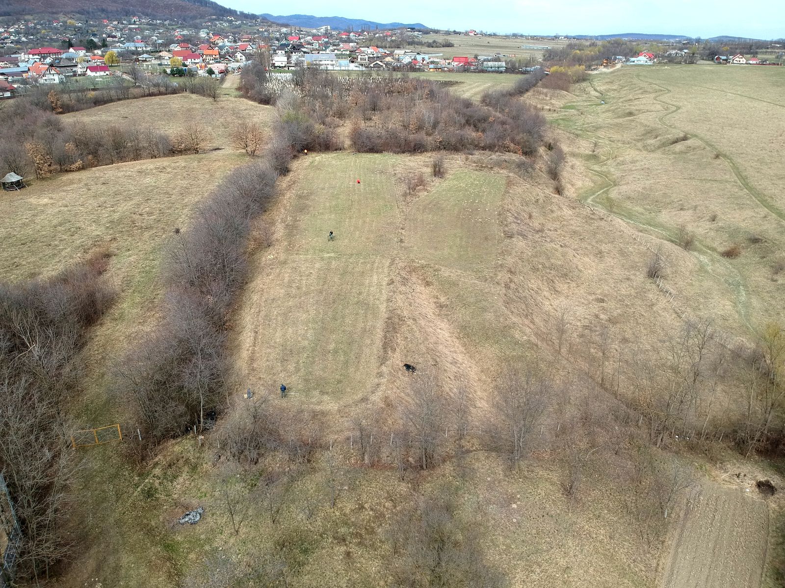 Târgu Neamţ „Cimitirul Evreiesc“: Das Drohnenbild zeigt die typische Lage der Cucuteni-Siedlung in Spornlage.
