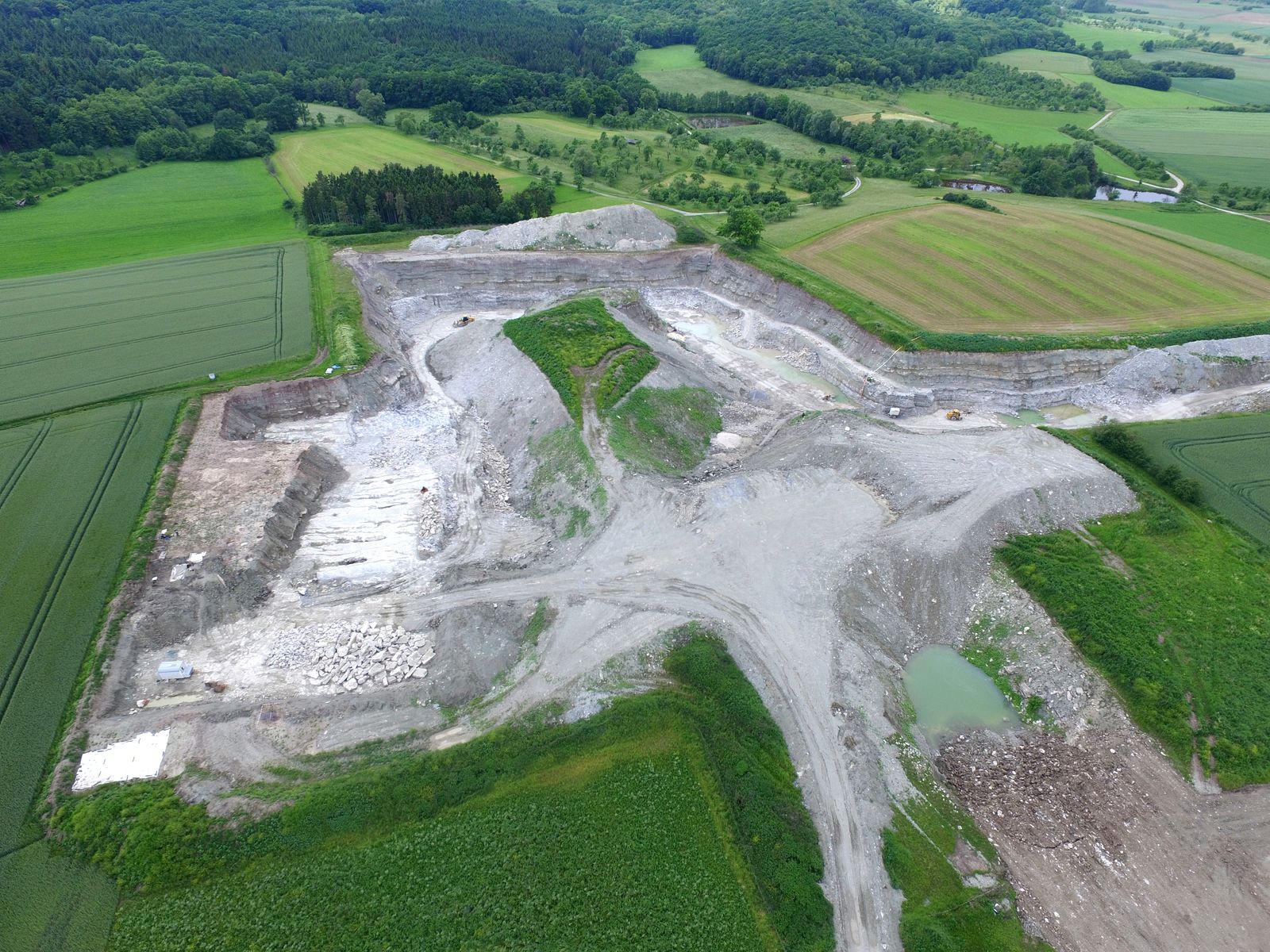 Übersicht über den Gipsabbau in Marktbergel. Die archäologisch untersuchten Flächen befinden sich im linken Teil des Steinbruchs.