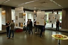 Wissenschaftler und Studierende informieren sich über und diskutieren über…