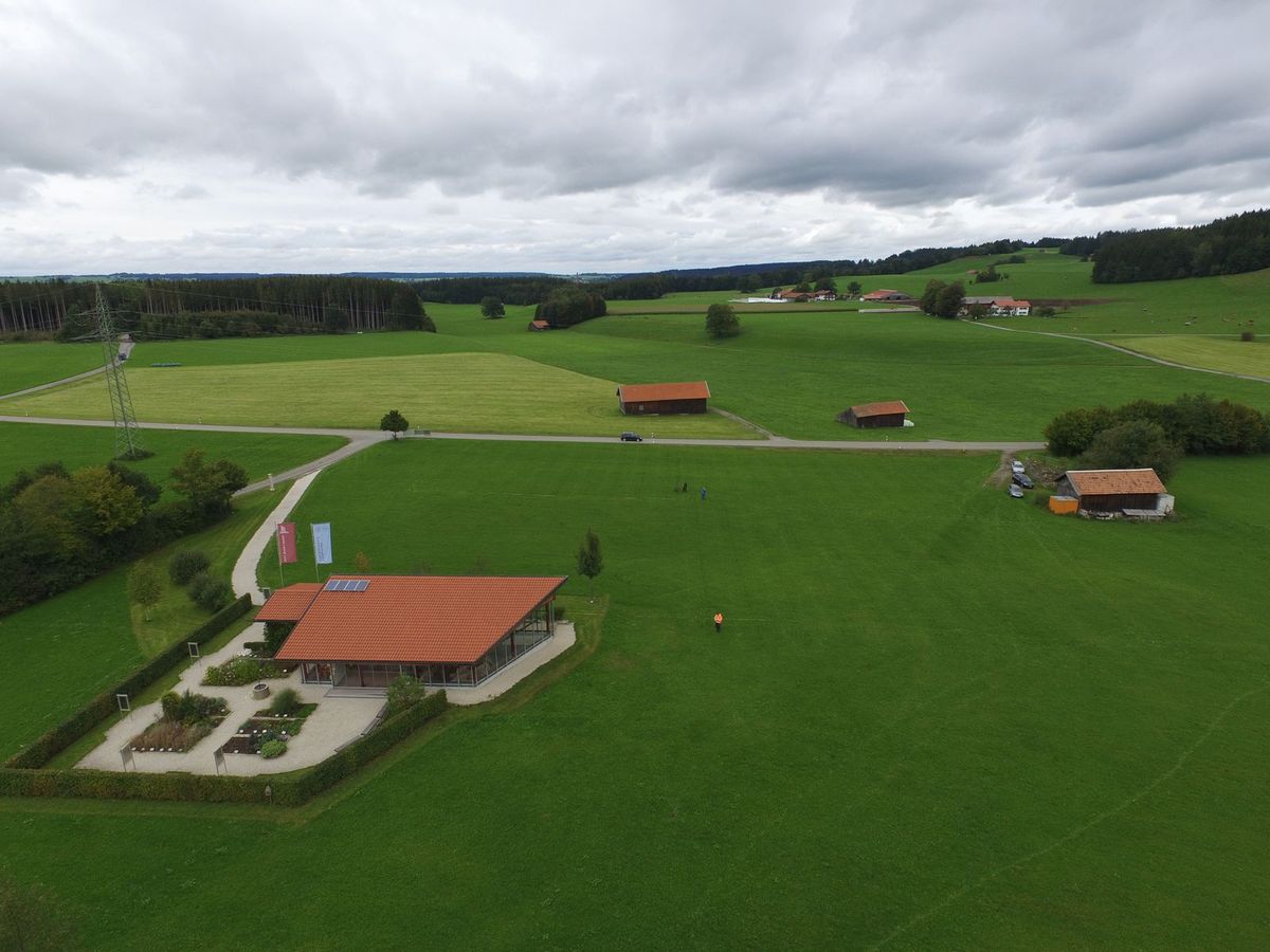 UAV-Foto mit dem Schutzbau der Villa Rustica Peiting und dem Prospektionsteam (Bildmitte)