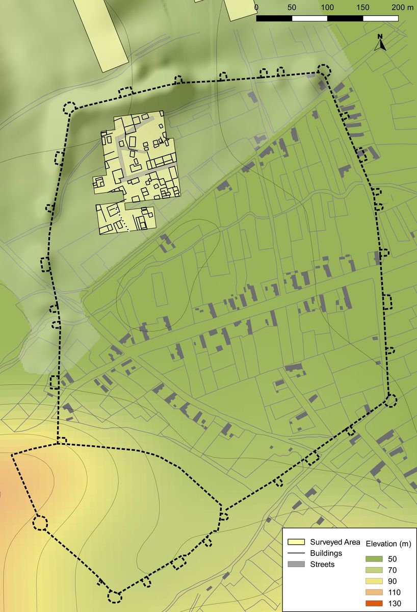 Slava Rusă: Lage der im Inneren der Mauern prospektierten Fläche mit dem Festungsring auf der Karte des modernen Slava Rusa (SRTM-Geländedaten; im Nordwesten mit der per DGPS erzeugten Geländeschummerung (aus: Mischka, Rubel, Iacob 2015)