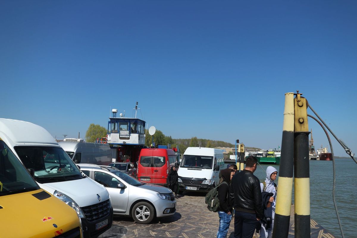 Auf dem Weg ins Donaudelta: Der rote Unibus auf der Donaufähre bei Braila.