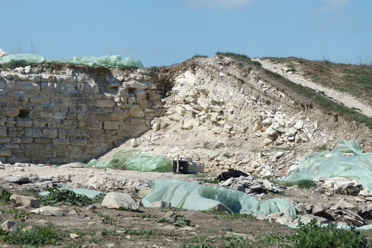 Argamum: Blick auf die spätantike nördliche Stadtmauer. Gut sichtbar: die Löcher des ehemaligen Baugerüstes.