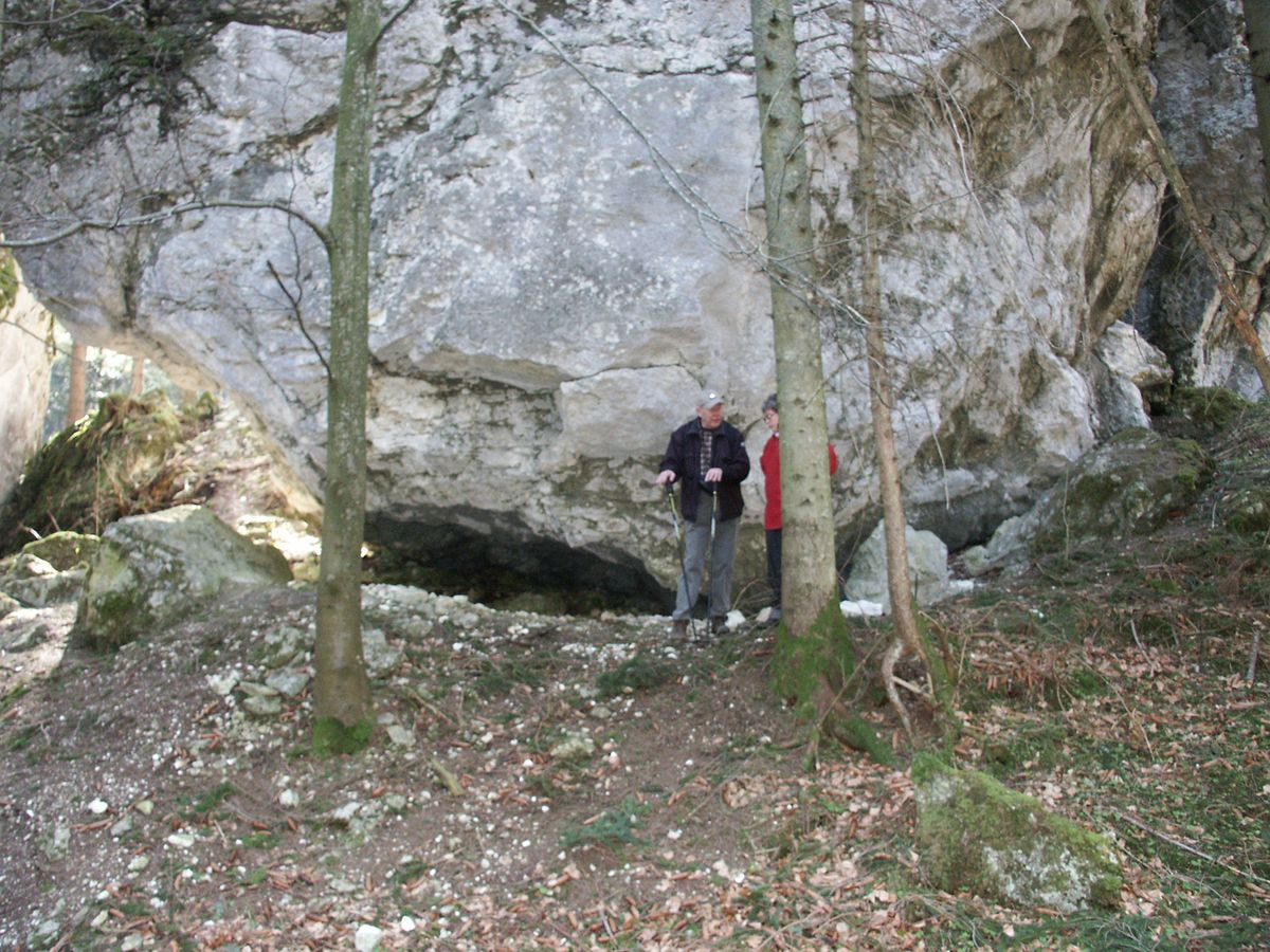 Abri am Weissensee mit spätpaläolithischer Nutzung. Hier fanden zwischen 1984 und 1986 Ausgrabungen statt.