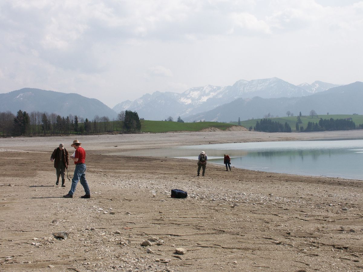 Mesolithisches Fundplatzgelände im heutigen Forggensee während der winterlichen Wasserstandsabsenkung im Mai 2018.