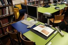 Auch Buchscanner und Computerarbeitsplätze sind vorhanden.
