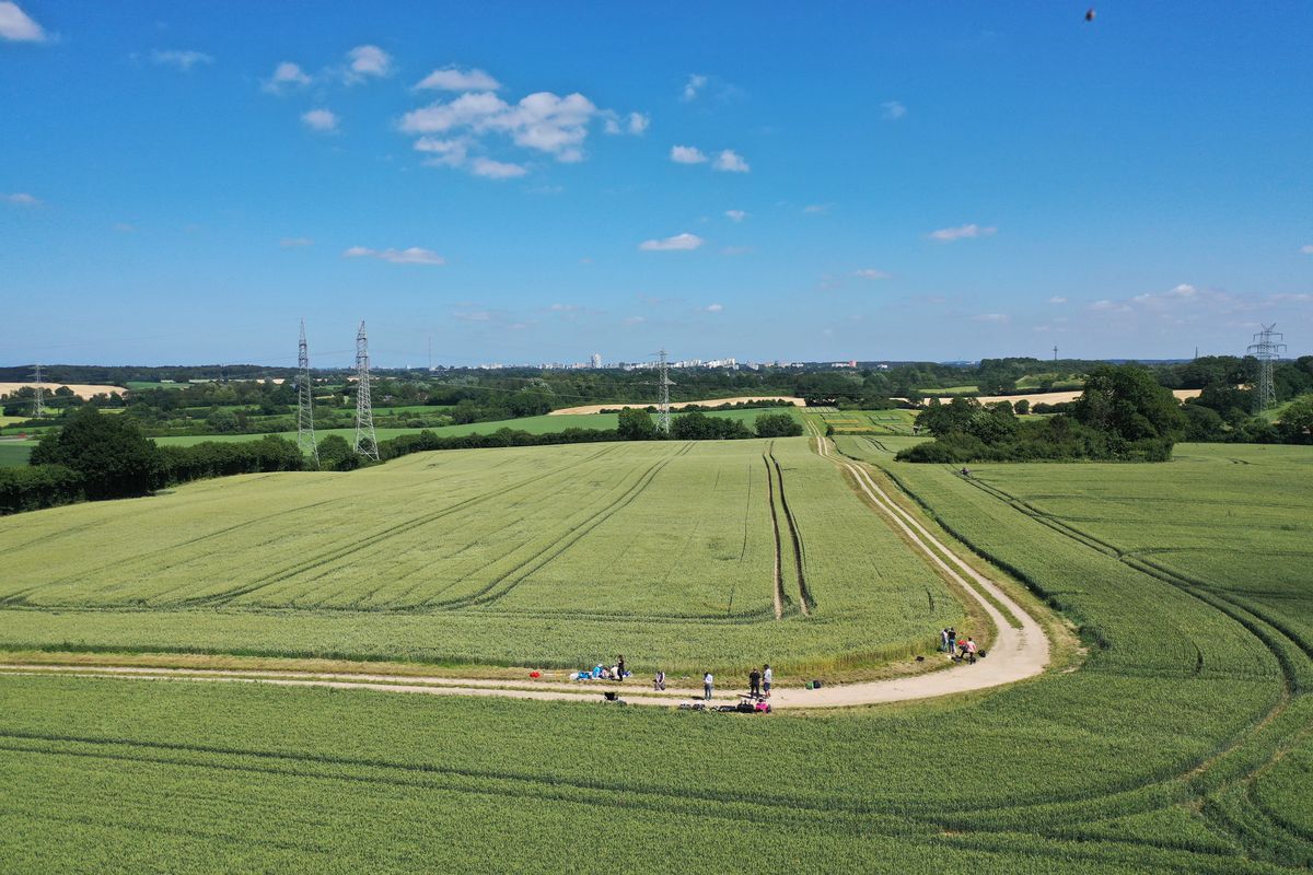 Überblick über die Fläche in Achterwehr. Im Hintergrund die Skyline von Kiel. Die Hochspannungsleitung begrenzt das Flugareal.