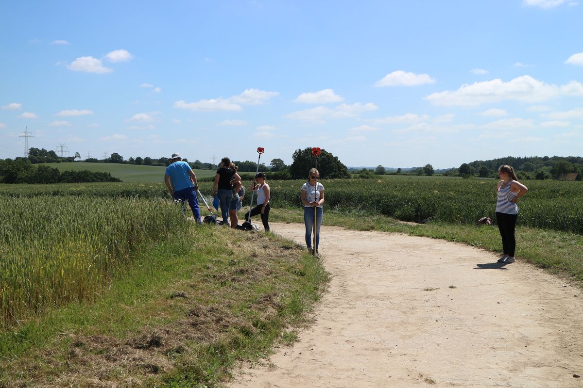 Kartografische Ausbildung: Vermessung der Wege mit dem Tachymeter.