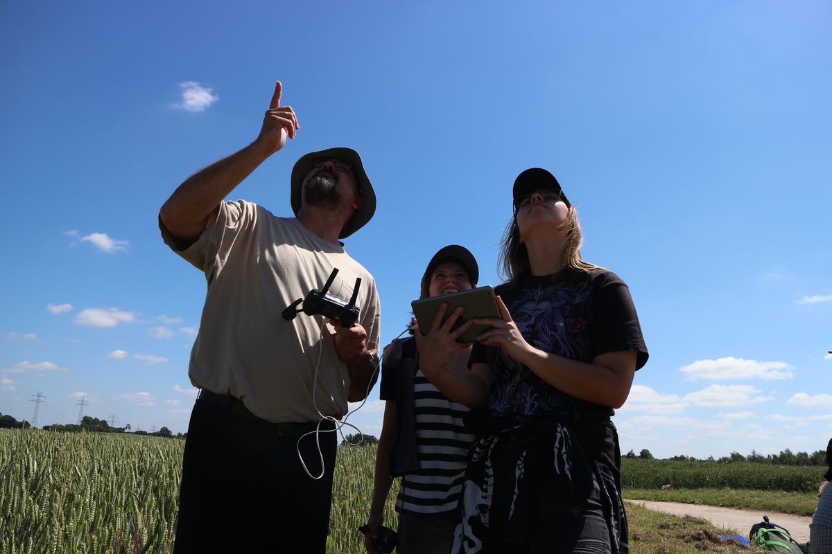 Dr. C. Mischka, A. Dittes und A. Botsch beobachten den Flug.