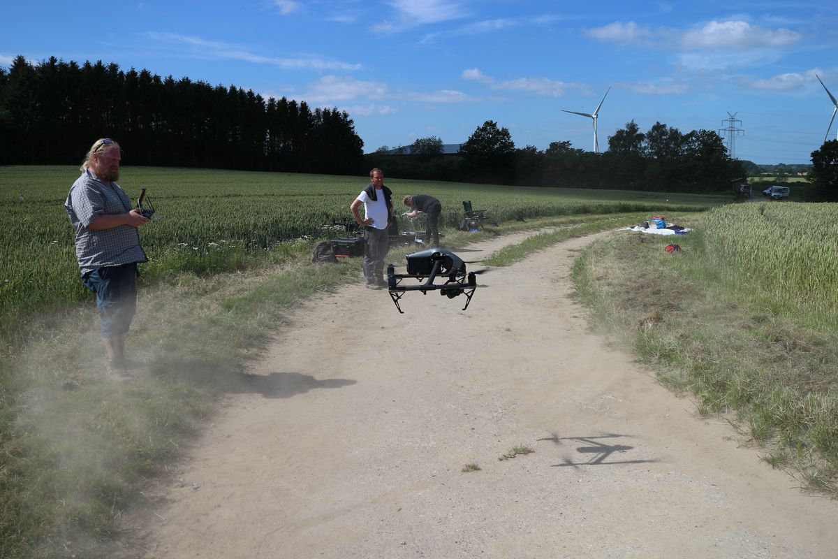 Professionelles Gerät im Einsatz: K. Etter B.Sc. wirbelt bei der Landung mit der DJI Inspire mächtig Staub auf.