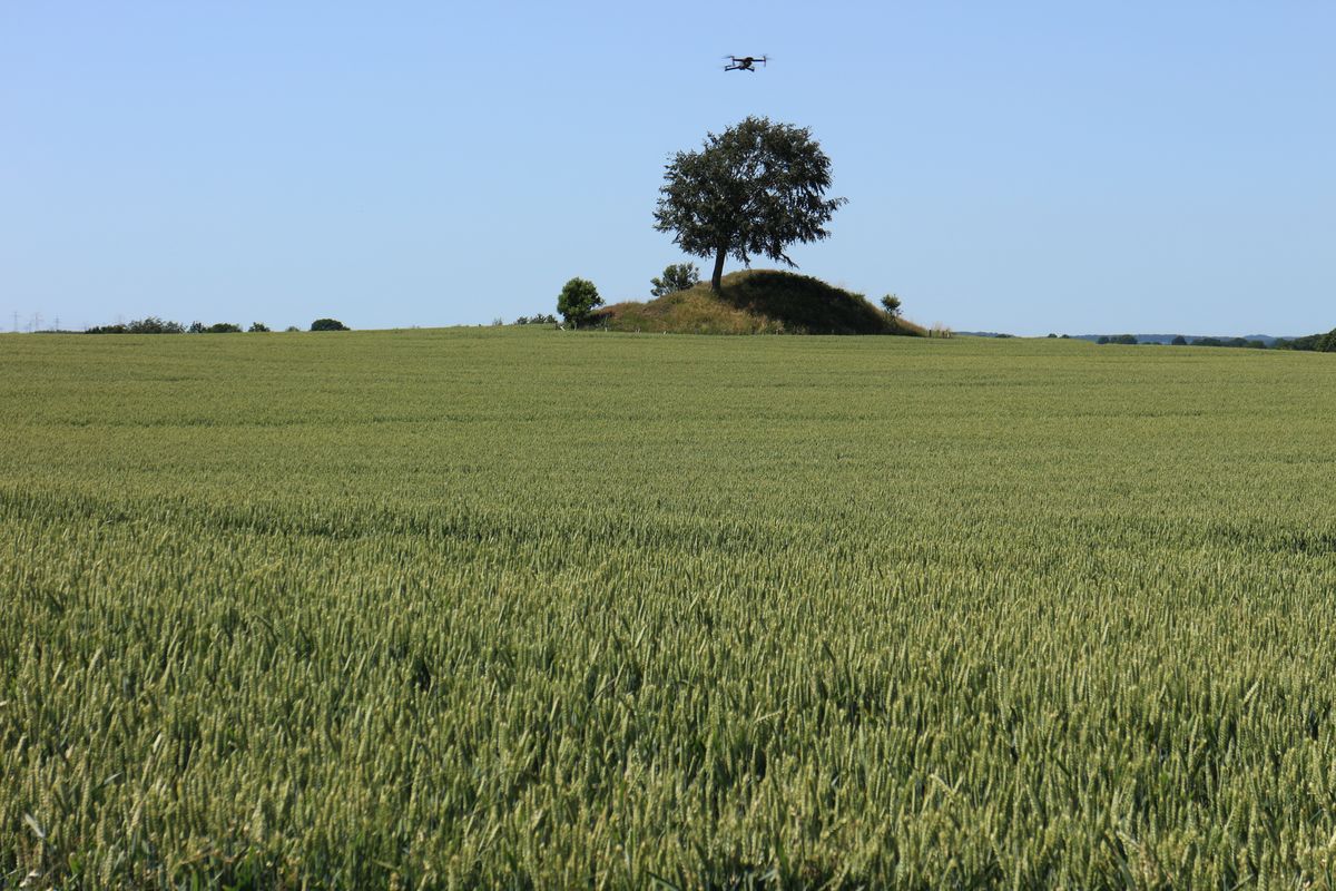 Ein Grabhügel bei Bredenbek ist das Ziel für die Befliegungen am zweiten Tag.