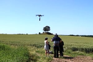 Während Dr. C. Mischka A: Dittes und A. Botsch bei einem weiteren Automatikflug beobachtet, dokumentiert die Mavic 2 mit einer 360-Grad Kamera die Szenerie.
