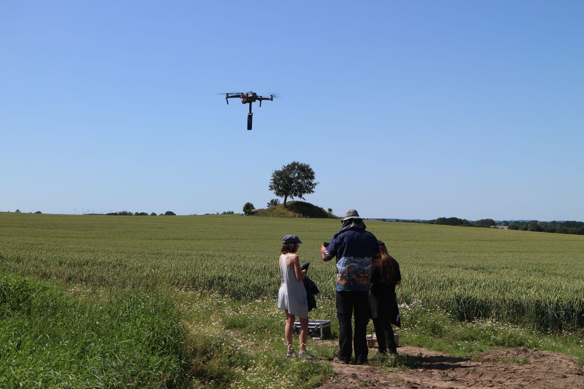 Während Dr. C. Mischka A: Dittes und A. Botsch bei einem weiteren Automatikflug beobachtet, dokumentiert die Mavic 2 mit einer 360-Grad Kamera die Szenerie.