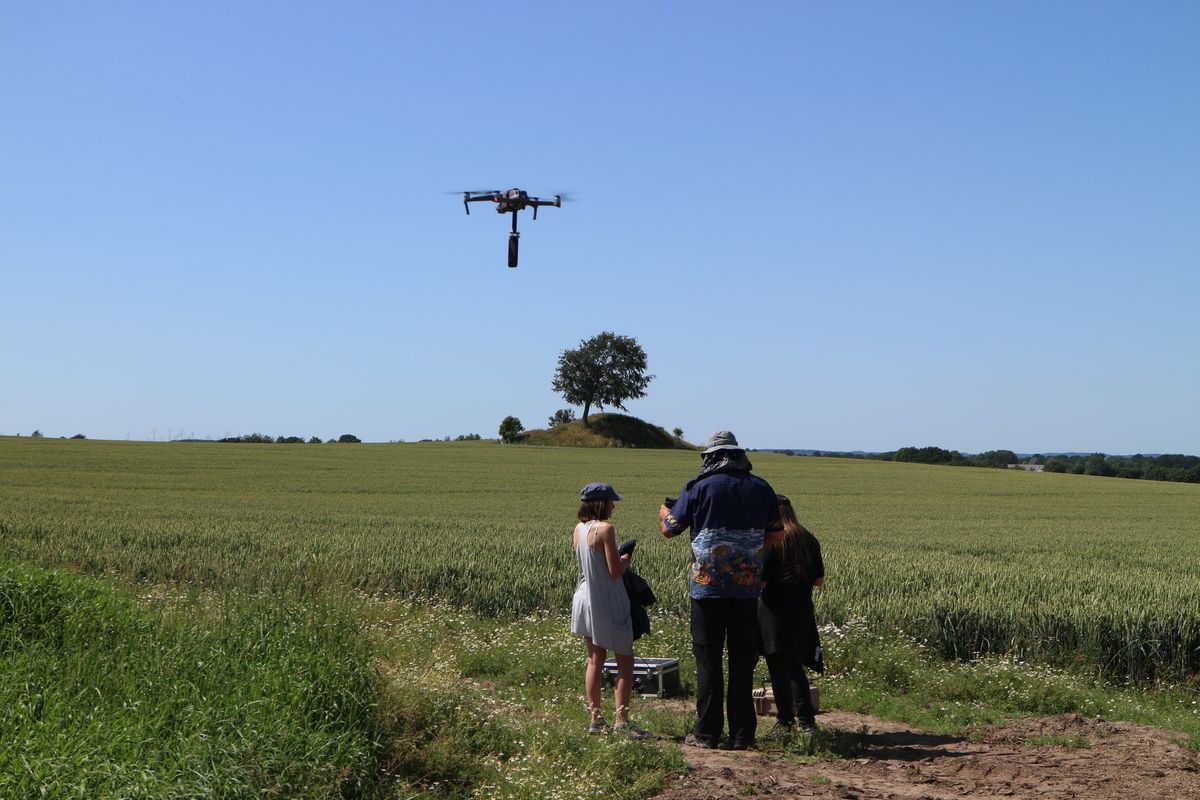 Während Dr. C. Mischka A: Dittes und A. Botsch bei einem weiteren Automatikflug beobachtet, dokumentiert die Mavic 2 mit einer 360-Grad Kamera die Szenerie.