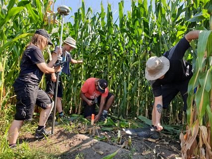 Vor dem Einsatz des Tachymeters müssen erst Schneisen für die neuen Fixpunkte geschlagen werden.