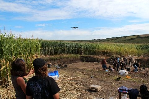 Während die Phantom 4 des Institutes mit dem Magnetikteam an der Donau im Einsatz ist, dokumentieren A. Dittes und A. Botsch mit der Mavic die Grabungsfläche in Scânteia.