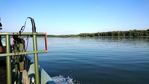 Wieder einmal mit dem Boot unterwegs: Anreise zum Fundplatz Sucidava über die Donau.