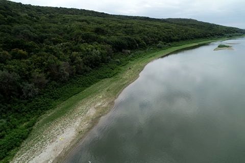 Die römische Siedlung Sucidava liegt auf einem schmalen Uferstreifen der Donau und ist heutzutage nur bei Niedrigwasser zu betreten.