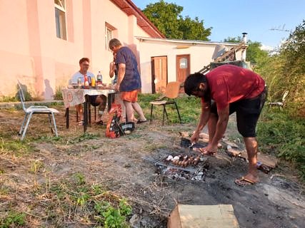 Muss auch mal sein: Grillen hinter der Grabungsunterkunft, der Grundschule von Rediu.