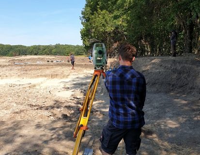 Dienstreise nach Dobrovaţ: G. Möller (Vordergrund) und R. Yoganantham bei der tachymetrischen Aufnahme der Grabung.