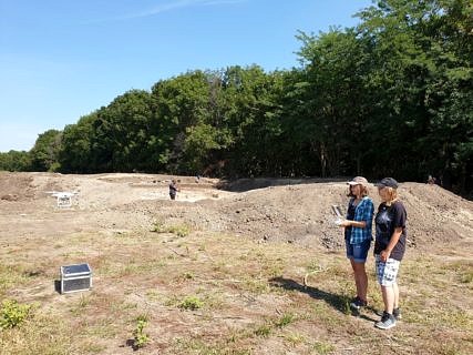 Anwendung erlernten Wissens: A. Dittes (links) und A. Botsch starten die Befliegung mit der Phantom 4 - Drohne.