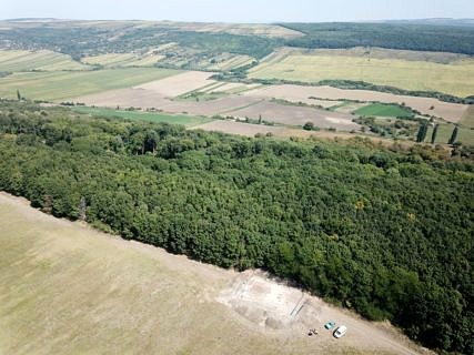 Ausblick über den Fundplatz Dobrovaţ. Selten für die Moldau: Die ausgedehnten Waldgebiete.
