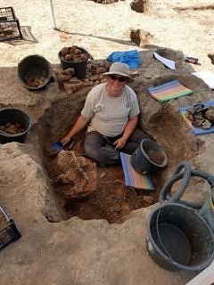 Es geht immer tiefer! Prof. Dr. D. Mischka stößt in einem Grubenbufund unter dem Haus auf verschüttete Wandfragmente, große Gefäße und jede Menge Rotlehm.