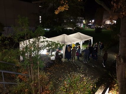 Hell erleuchtet in der Langen Nacht - Das Lager des Steinschlägers im Hof der Kochstraße 4